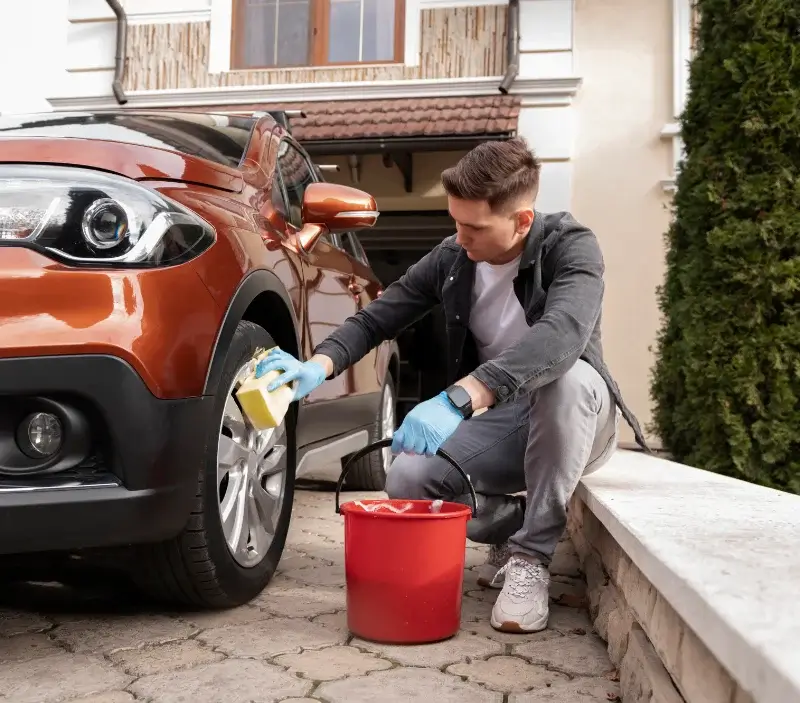 Lavage auto à domicile Davron : professionnel intervenant sur un véhicule